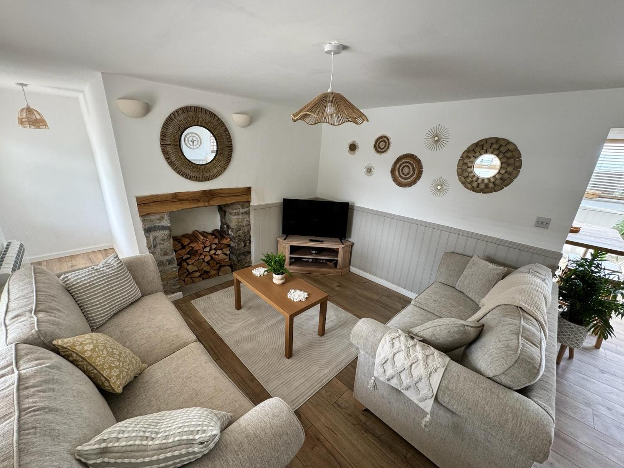 Kennel House With Hill Views * Whitland